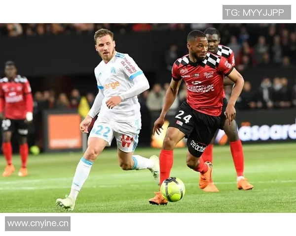 波斯特解析勇三疯战术强调防守策略与限制对方进攻效率 波斯特解析勇三疯战术强调防守策略与限制对方进攻效率