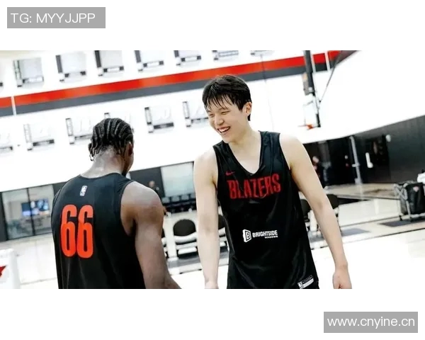 罗威称赞杨瀚森训练表现出色竞争对手的认可让人刮目相看