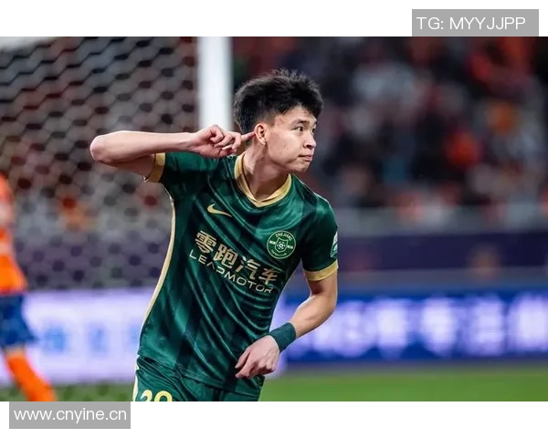 王钰栋19岁生日庆祝照曝光本赛季30场斩获12球荣膺本土射手王 王钰栋19岁生日庆祝照曝光本赛季30场斩获12球荣膺本土射手王